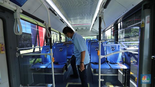 Bus listrik terparkir di Depo Transportasi Jakarta (Transjakarta), Cawang, Jakarta, Selasa (23/3/2021). PT Transportasi Jakarta menyampaikan pihaknya berencana mengoperasikan 30 unit bus listrik. (CNBC Indonesia/Tri Susilo)