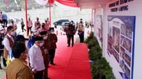 Wapres  didampingi oleh Kepala Badan Nasional Penanggulangan Bencana (BNPB) Doni Munardo, Ditjen Sumber Daya Air (SDA) Kementerian PUPR Jarot Widyoko, Kepala Balai Besar Wilayah Sungai (BBWS) Mesuji Sekampung, Abdul Muis, Director of Operation II PT Waskita Karya (Persero) Tbk, Bambang Rianto serta Pemda setempat, Senin (22/3).