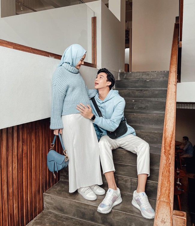Bumil cantik Dinda Hauw kompak memakai busana serba biru bersama suaminya Rey Mbayang. Dinda melengkapi gayanya dengan hijab pashmina ceruty baby doll dan inner hijab warna putih.  Foto: Dok. Instagram @rey_mbayang