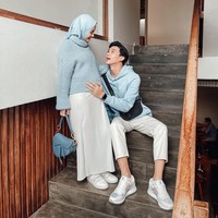 Bumil cantik Dinda Hauw kompak memakai busana serba biru bersama suaminya Rey Mbayang. Dinda melengkapi gayanya dengan hijab pashmina ceruty baby doll dan inner hijab warna putih.  Foto: Dok. Instagram @rey_mbayang