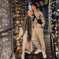 Wanita yang bernama lengkap Nyimas Khodijah Nasthiti Adinda itu menjelaskan kondisinya dinyatakan positif Corona saat sedang hamil. Alhamdulillah kondisiku dan Rey sudah membaik, cuma batuk dan demamnya memang masih naik turun aja. Tadi juga sudah cek lab dan rotgen juga. Untuk teman-teman yang tanya kenapa gak istirahat di rumah aja atau mencegah kan lagi hamil? Hehe namanya juga penyakit dan ajal itu kita gak pernah ada yang tahu. Bahkan walaupun kita di rumah aja, jelas Dinda dalam Instagram Story miliknya.  Foto: Dok. Instagram @rey_mbayang.