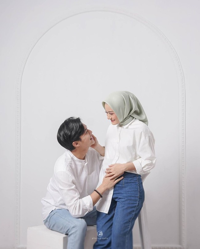 Dinda Hauw yang tengah hamil, bersama suaminya Reynaldi Mbayang dinyatakan positif Corona. Aku Dinda positif COVID-19. Setelah ngelewatin beberapa kondisi dimana kita berdua tetap negatif walaupun beberapa kali 1 rombongan sama pasien positif, akhirnya tiba juga waktunya... Allah itu baik banget yaa, ngasih kita rasa sakit biar kita paham betul bagaimana bersyukurnya saat sehat...Doakan kita ya, begitu Rey menyampaikan kabar mengenai penyakitnya dengan Dinda. Foto: Dok. Instagram @dindahw.