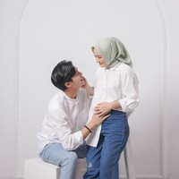 Dinda Hauw yang tengah hamil, bersama suaminya Reynaldi Mbayang dinyatakan positif Corona. Aku Dinda positif COVID-19. Setelah ngelewatin beberapa kondisi dimana kita berdua tetap negatif walaupun beberapa kali 1 rombongan sama pasien positif, akhirnya tiba juga waktunya... Allah itu baik banget yaa, ngasih kita rasa sakit biar kita paham betul bagaimana bersyukurnya saat sehat...Doakan kita ya, begitu Rey menyampaikan kabar mengenai penyakitnya dengan Dinda. Foto: Dok. Instagram @dindahw.