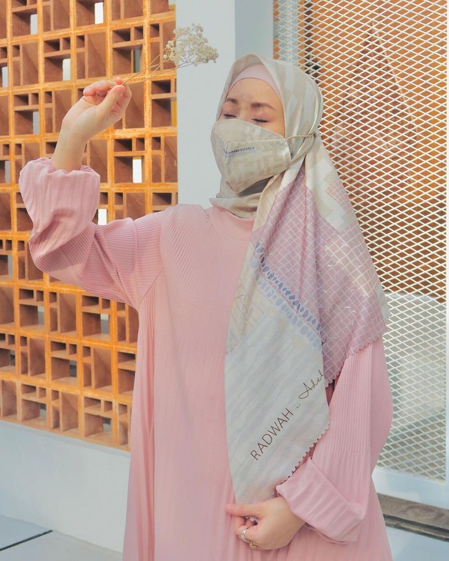 Dinda Hauw yang pada Maret 2021 ini usia kehamilannya enam bulan mengaku sudah tidak menerima syuting film atau striping sinetron selama hamil. Jika keluar rumah, ia dan Rey juga selalu mematuhi protokol kesehatan. Dan berkala melakukan swab PCR.   Foto: Dok. Instagram @dindahw.