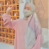 Dinda Hauw yang pada Maret 2021 ini usia kehamilannya enam bulan mengaku sudah tidak menerima syuting film atau striping sinetron selama hamil. Jika keluar rumah, ia dan Rey juga selalu mematuhi protokol kesehatan. Dan berkala melakukan swab PCR.   Foto: Dok. Instagram @dindahw.