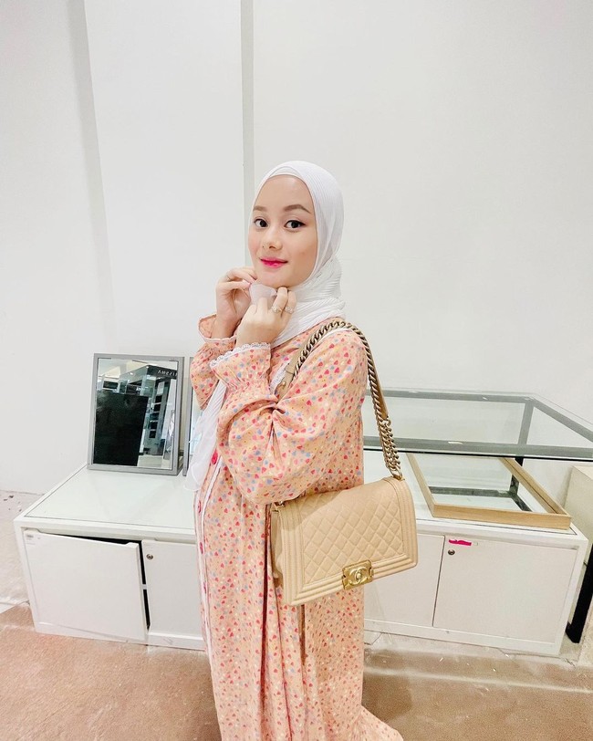 Gaya hijab bumil ala Dinda Hauw ini bisa jadi inspirasi buat kamu yang ingin tampil dengan dress. Saudara sepupu dari anggota JKT48, Dwi Putri Bonita itu memakai dres dengan aksen full kancing depan. Dinda memadukan dres dengan hijab pashmina plisket putih yang hanya ia sampirkan satu sisi ke depan. Aura bumilnya pun semakin terpancar. Foto: Dok. Instagram @dindahw.