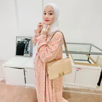 Gaya hijab bumil ala Dinda Hauw ini bisa jadi inspirasi buat kamu yang ingin tampil dengan dress. Saudara sepupu dari anggota JKT48, Dwi Putri Bonita itu memakai dres dengan aksen full kancing depan. Dinda memadukan dres dengan hijab pashmina plisket putih yang hanya ia sampirkan satu sisi ke depan. Aura bumilnya pun semakin terpancar. Foto: Dok. Instagram @dindahw.