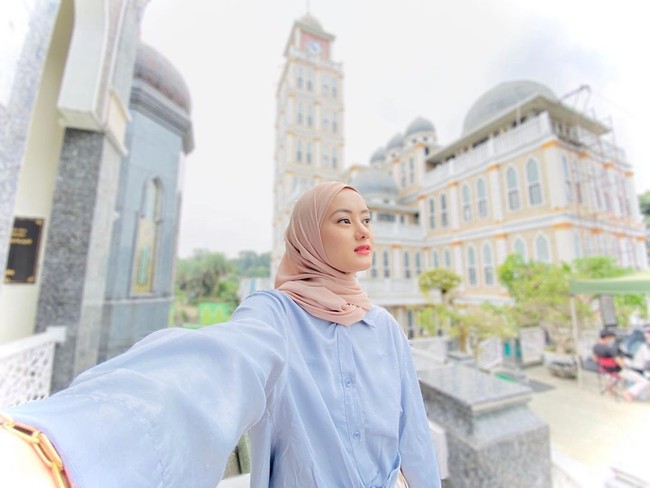 Dinda Hauw dijuluki bumil cantik oleh para netizen. Dalam berpenampilan, pemeran film Surat Kecil untuk Tuhan itu identik dengann warna pastel. Seperti ketika foto OOTD ini, Dinda memakai hijab segi empat nude yang dibentuk agar memperlihatkan tulang pipinya. Ia memadukan hijab nude dengan kemeja warna royal blue.  Foto: Dok. Instagram @rey_mbayang.