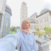 Dinda Hauw dijuluki bumil cantik oleh para netizen. Dalam berpenampilan, pemeran film Surat Kecil untuk Tuhan itu identik dengann warna pastel. Seperti ketika foto OOTD ini, Dinda memakai hijab segi empat nude yang dibentuk agar memperlihatkan tulang pipinya. Ia memadukan hijab nude dengan kemeja warna royal blue.  Foto: Dok. Instagram @rey_mbayang.