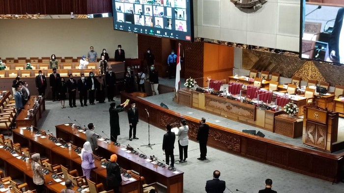 DPR RI melantik satu kader PKB sebagai pengganti antar waktu (PAW) menggantikan Yaqut Cholil Qoumas yang kini menjadi Menteri Agama (Menag). Pelantikan pengganti Yaqut Cholil Qoumas ini digelar dalam rapat paripurna DPR.