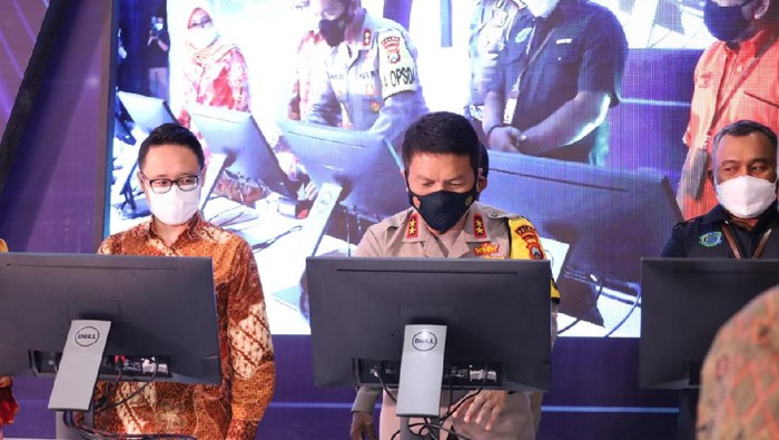 Electronic Trafic Law Enforcement (e-TLE) atau e-Tilang di wilayah Polda Jawa Timur kini diperluas di 55 titik. Penerapan e-Tilang ini dilaunching secara virtual oleh Korlantas Polri dan diikuti serentak 12 Polda di Indonesia.