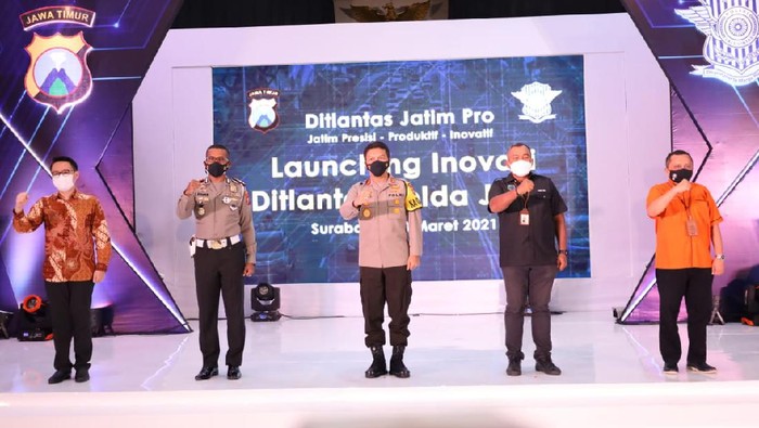 Electronic Trafic Law Enforcement (e-TLE) atau e-Tilang di wilayah Polda Jawa Timur kini diperluas di 55 titik. Penerapan e-Tilang ini dilaunching secara virtual oleh Korlantas Polri dan diikuti serentak 12 Polda di Indonesia.