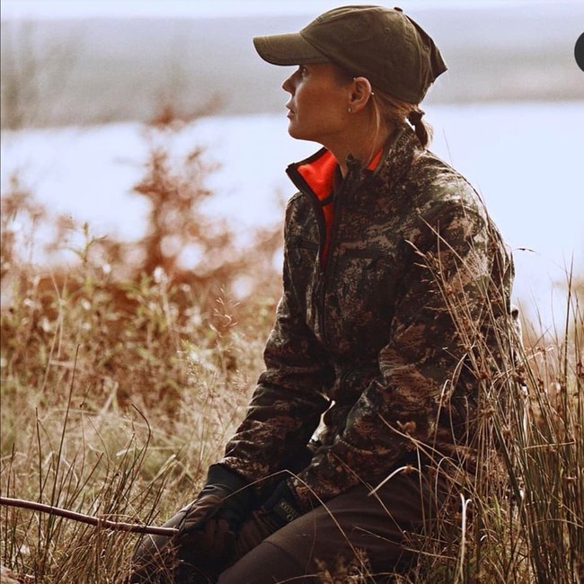 Saat berburu biasanya kami mulai di pagi hari dan berkeliling taman dan hutam lokal menguntit rusa atau babi hutam. Kamu mencoba berburu di malam hari jadi binantang-binatang itu tidak bisa dengan mudah melihat kami. Foto: Instagram @ ericavictoria.e