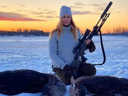 10 Potret Wanita Cantik yang Hobi Berburu, Sering Dihujat Membunuh Binatang