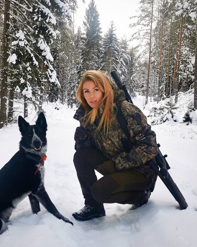 Erica Egonsson punya hobi yang tidak biasa untuk seorang wanita yakni suka berburu binatang liar. Sering mengunggahnya ke Instagram, wanita asal Swedia itu pun kerap mendapatkan hujatan yagn menuduhnya membunuh binatang tidak bersalah. Foto: Instagram @ ericavictoria.e
