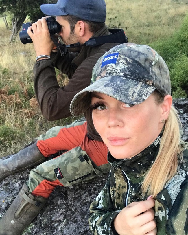 Bersama dengan pacarnya dan keempat anjingnya, wanita cantik tersebut rutin memburu di hutan tiga kali seminggu. Mereka bisa menghabiskan waktu seharian untuk mencari babi liar atau rusa untuk dibawa pulang dan dinikmati bersama. Foto: Instagram @ ericavictoria.e