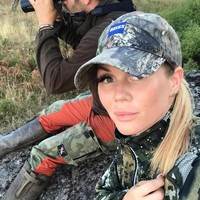 Bersama dengan pacarnya dan keempat anjingnya, wanita cantik tersebut rutin memburu di hutan tiga kali seminggu. Mereka bisa menghabiskan waktu seharian untuk mencari babi liar atau rusa untuk dibawa pulang dan dinikmati bersama. Foto: Instagram @ ericavictoria.e