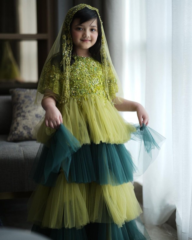 Seperti putri cilik, Arsy mengenakan gaun tutu yang dipercantik dengan payet untuk acara pengajian. Ditambah kerudung, penampilannya makin cantik. Foto: Instagram/@ashanty_ash, @queenarsy