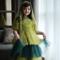 Seperti putri cilik, Arsy mengenakan gaun tutu yang dipercantik dengan payet untuk acara pengajian. Ditambah kerudung, penampilannya makin cantik. Foto: Instagram/@ashanty_ash, @queenarsy