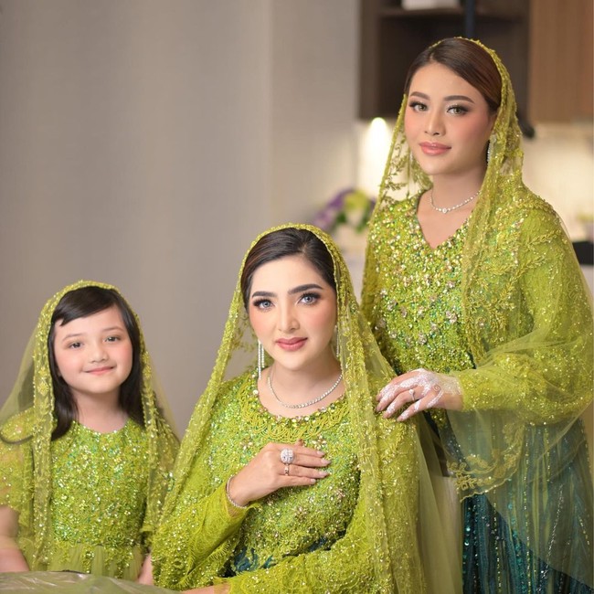 Foto bersama ibu dan kakak, Arsy memasang senyum manis nan imut. Foto: Instagram/@ashanty_ash, @queenarsy