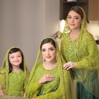 Foto bersama ibu dan kakak, Arsy memasang senyum manis nan imut. Foto: Instagram/@ashanty_ash, @queenarsy