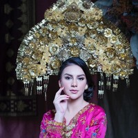 Penampilan Irish Bella saat mengenakan pakaian adat Minang dalam sesi pemotretan dan pernikahannya juga tak kalah mencuri perhatian. Minang sendiri merupakan tanah kelahiran pria yang kini telah menjadi suaminya, Ammar Zoni. Dalam foto ini Bella tampak mengenakan mahkota yang bernama Suntiang. Foto: Instagram/@_irishbella_