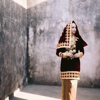 Tak hanya memilih pakaian adat Jawa untuk sesi pemotretan preweddingnya, Karina Nadila yang telah menikah pada Agustus 2020 itu juga memilih menggunakan adat Minangkabau. Karina terlihat cantik dengan busana bernuansa maroon. Foto: Instagram/@karinadila8921