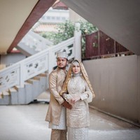 Setelahnya ada Kesha Ratuliu yang juga memilih untuk melakukan pemotretan prewedding dengan adat Minang. Pasangan yang menikah pada 7 Februari 2021 itu terlihat kompak dan serasi dalam balutan busana berwarna coklat keemasan. Foto: Instagram/@adhipermana_