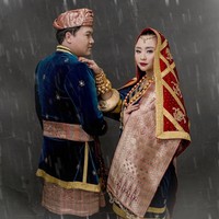 Sama-sama berasal dari Sumatera Barat, Chikita Meidy dan suaminya pun kompak memilih adat Minang untuk sesi foto prewedding mereka. Keduanya terlihat serasi berbusana adat Minang. Foto: Instagram/@chikitameidy