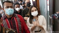 Gisel langsung dihujani pertanyaan oleh awak media yang sudah menanti. Pool/Palevi S/detikFoto
