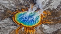 Grand Prismatic Spring adalah sumber mata air panas yang berasal dari saluran vulkanik Yellowstone. (Getty Images)