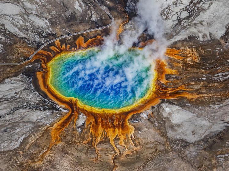 Foto Mata Air Pelangi yang Mematikan