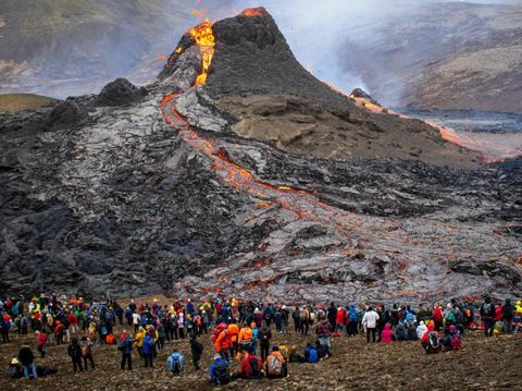 Untuk pertama kalinya dalam 900 tahun, lahar panas menyala di dekat kota Islandia, Reykjavik. Wisatawan berbondong-bondong melihat letusan gunung tersebut.