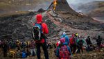 Foto: Asyiknya Wisatawan Lihat Letusan Lahar Panas