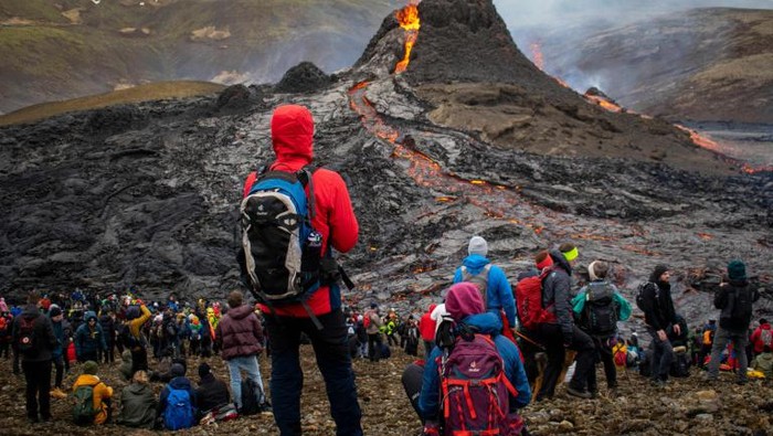 Untuk pertama kalinya dalam 900 tahun, lahar panas menyala di dekat kota Islandia, Reykjavik. Wisatawan berbondong-bondong melihat letusan gunung tersebut.