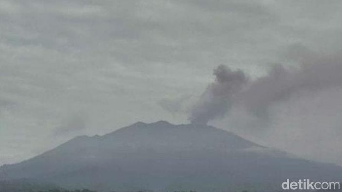Aktivitas vulkanik Gunung Ruang meningkat. Abu vulkanik gunung setinggi 3.332 mdpl itu menyembur setinggi 1.200 meter.