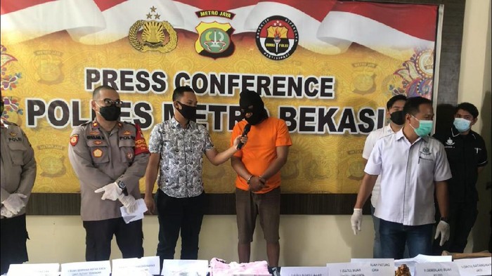 Hermawan alias Ustaz Gondrong dukun penggandaan uang di Bekasi