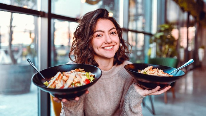 Ilustrasi Diet Sehat Female And Her Salad Choice