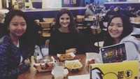 Bersama rekannya, Irene berada di sebuah restoran cepat saji. Ia menikmati ayam goreng dan french fries. Foto: Instagram @irene_sukandar