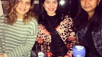Bersama rekannya, Irene juga pernah mengabadikan momen di sebuah restoran. Begini kedekatan ketiganya. Foto: Instagram @irene_sukandar