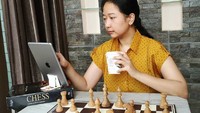 Saat main catur, Irene biasanya ditemani dengan secangkir kopi hangat. Sepertinya minuman tersebut untuk membantu konsentrasinya selama bermain catur. Foto: Instagram @irene_sukandar