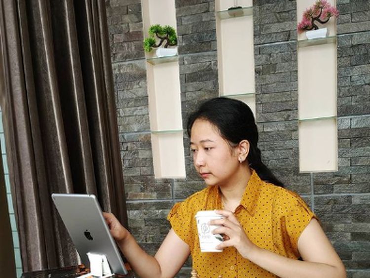 Ini Momen Irene Sukandar yang Hobi Ngopi Saat Main Catur