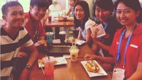Bersama rekan atlet lain, Irene Sukandar sempat berfoto sambil makan waffle dan minum milkshake yang nikmat. Foto: Instagram @irene_sukandar