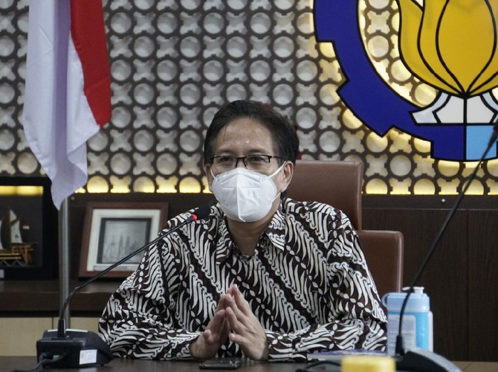 Institut Teknologi Sepuluh November (ITS) Surabaya melakukan berbagai kegiatan dalam memperingati setahun Corona di Indonesia. Seperti peluncuran buku, pemberian bantuan hingga penghargaan bagi sivitas akademikanya yang berkontribusi. Penganugerahan diberikan langsung oleh Rektor ITS Prof Dr Ir Mochamad Ashari MEng.