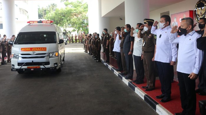 Jaksa Agung Beri Penghormatan Terakhir untuk Almarhum Basrief Arief.