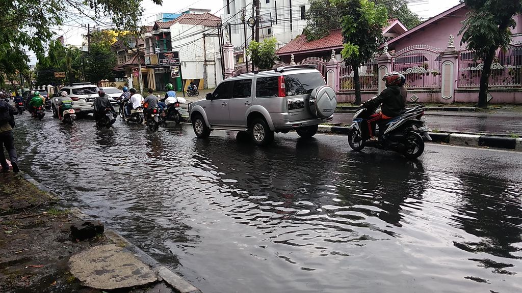 Jalan di Medan tergenang air setelah diguyur hujan 1 jam (Datuk Haris-detikcom)