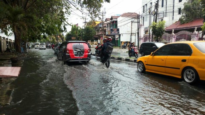 Jalan di Medan tergenang air setelah diguyur hujan 1 jam (Datuk Haris-detikcom)