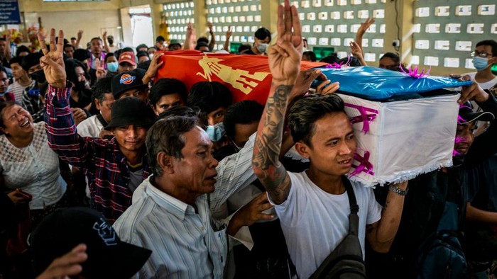 YANGON, MYANMAR - MARCH 21: (EDITORS NOTE: Image contains graphic content) Mourners prepare to carry the body of Aung Kaung Htet, 15, who was killed when military junta forces opened fire on anti-coup protesters, in a coffin during his funeral on March 21, 2021 in Yangon, Myanmar. Myanmars military Junta charged deposed de-facto leader Aung San Suu Kyi with accepting bribes and taking illegal payments in gold, as it also continued a brutal crackdown on a nationwide civil disobedience movement in which thousands of people have turned out in continued defiance of tear gas, rubber bullets and live ammunition. Over 180 people have been killed so far according to the U.N. (Photo by Stringer/Getty Images)