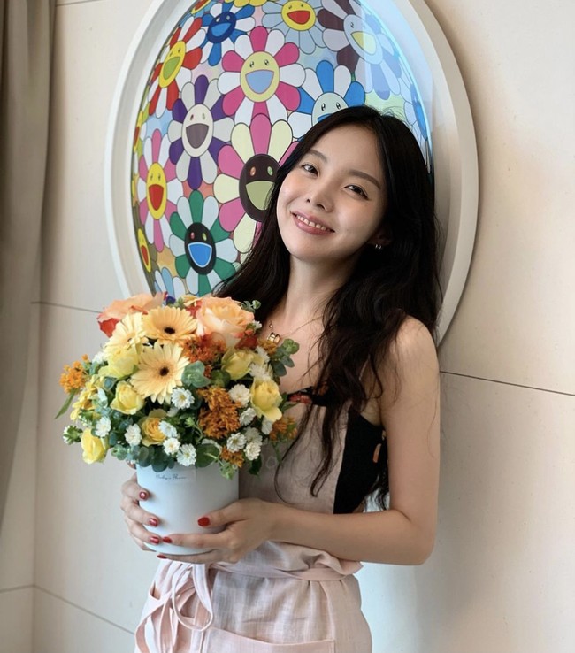 Jung Ji Woo tengah hangat diperbincangkan netizen dan penggemarnya. Kakak dari J-Hope BTS ini resmi bergabung dengan agensi Cube Entertainment. Foto: dok. Instagram mejiwoo103