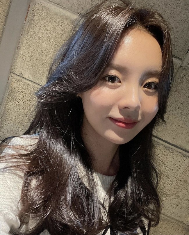 Jung Ji Woo dikenal pula dengan nama Mejiwoo, seperti akun Instagram-nya (@mejiwoo103). Ia telah diikuti 7,5 juta akun Instagram dan dikenal sebagai influencer fashion. Foto: dok. Instagram mejiwoo103